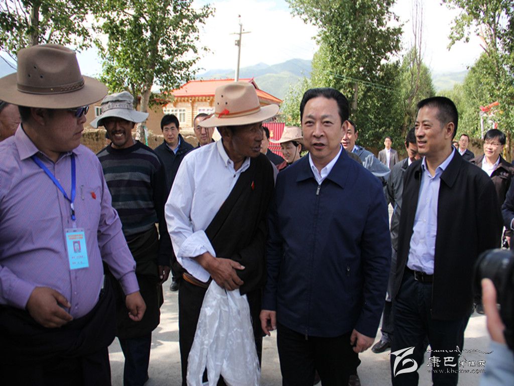 黃新初在甘孜縣調(diào)研指導扶貧開發(fā)工作、慰問對口支援我州的干部人才代表掠影