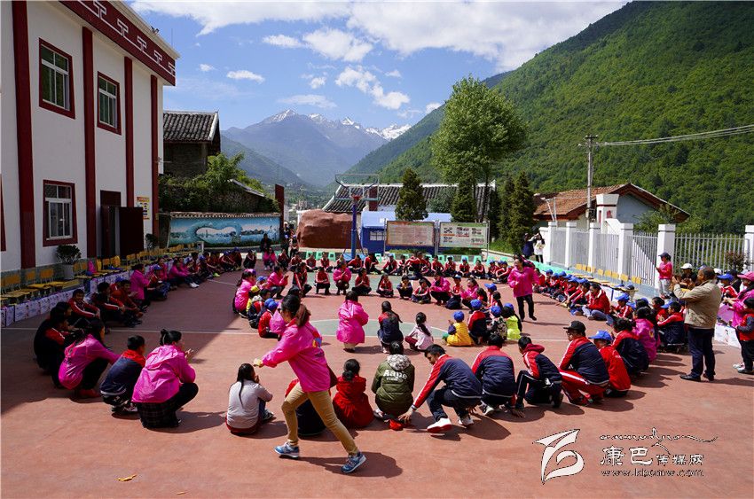 愛的傳遞 (康巴傳媒網(wǎng)首屆紀實攝影大賽)