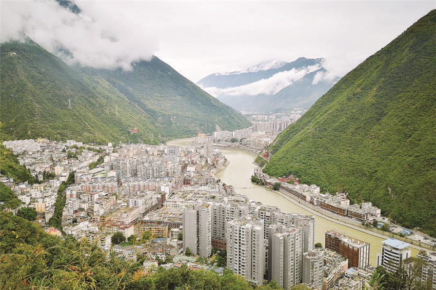 瀘定縣城美.jpg 瀘定縣城美.jpg