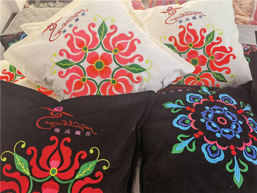 新產(chǎn)品繡花.jpg 新產(chǎn)品繡花.jpg