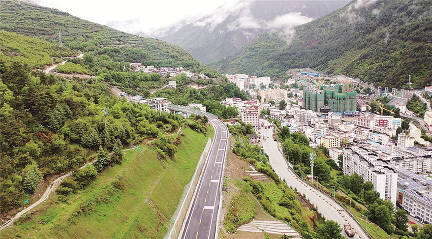 過(guò)境段公路.jpg 過(guò)境段公路.jpg