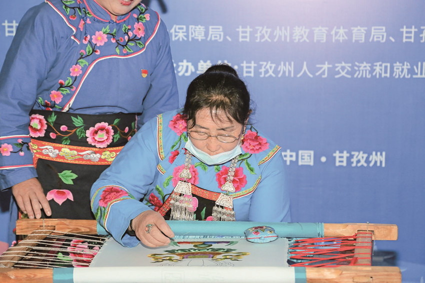 刺繡表演.jpg 刺繡表演.jpg