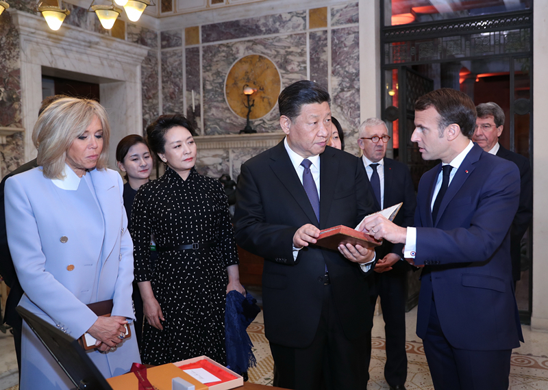 2019年3月24日，習近平在法國尼斯會見法國總統(tǒng)馬克龍。會見前，馬克龍向習近平贈送1688年法國出版的首部《論語導讀》法文版原著。