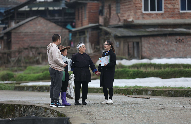 2022年3月24日，在廣西柳州市三江侗族自治縣良口鄉(xiāng)南寨村，紀檢監(jiān)察干部（右一、左一）在了解惠農(nóng)政策落實情況。