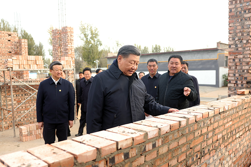 2023年11月10日，習近平總書記在河北保定涿州市刁窩鎮(zhèn)萬全莊村房屋重建施工現(xiàn)場考察。