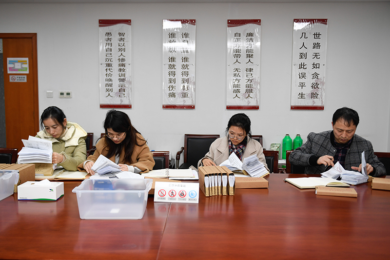 2020年1月8日，浙江寧波市北侖區(qū)紀委工作人員在檢查北侖區(qū)大數(shù)據(jù)發(fā)展管理中心2019年的公款消費票據(jù)，查找是否存在違規(guī)問題。