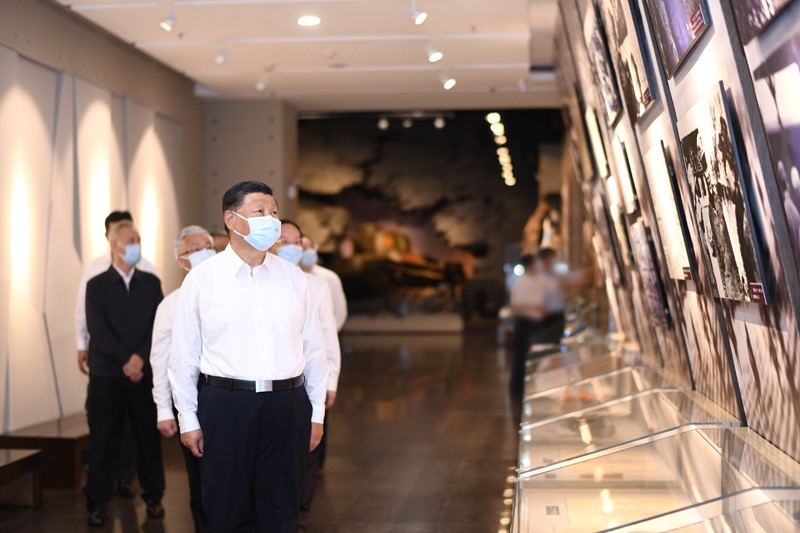 2022年8月16日至17日，中共中央總書(shū)記、國(guó)家主席、中央軍委主席習(xí)近平在遼寧考察。這是16日下午，習(xí)近平在錦州市考察遼沈戰(zhàn)役紀(jì)念館。 新華社記者 燕雁 攝