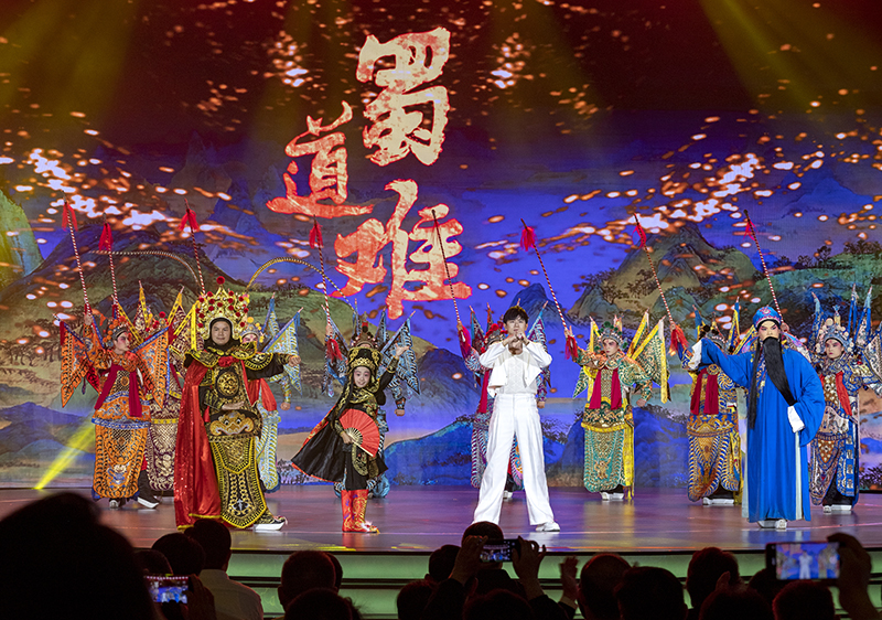 2023年10月13日，成都，“把青春華章寫在祖國大地上”大思政課網(wǎng)絡(luò)主題宣傳和互動引導(dǎo)活動在四川大學(xué)舉行。