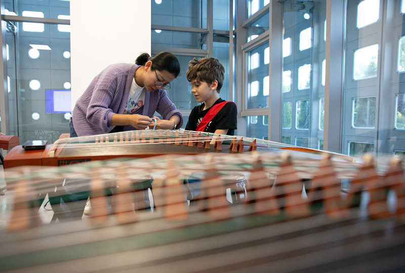 4月29日，在塞爾維亞貝爾格萊德中國(guó)文化中心，古箏指導(dǎo)老師王宣（左）在教學(xué)。新華社記者 李京 攝