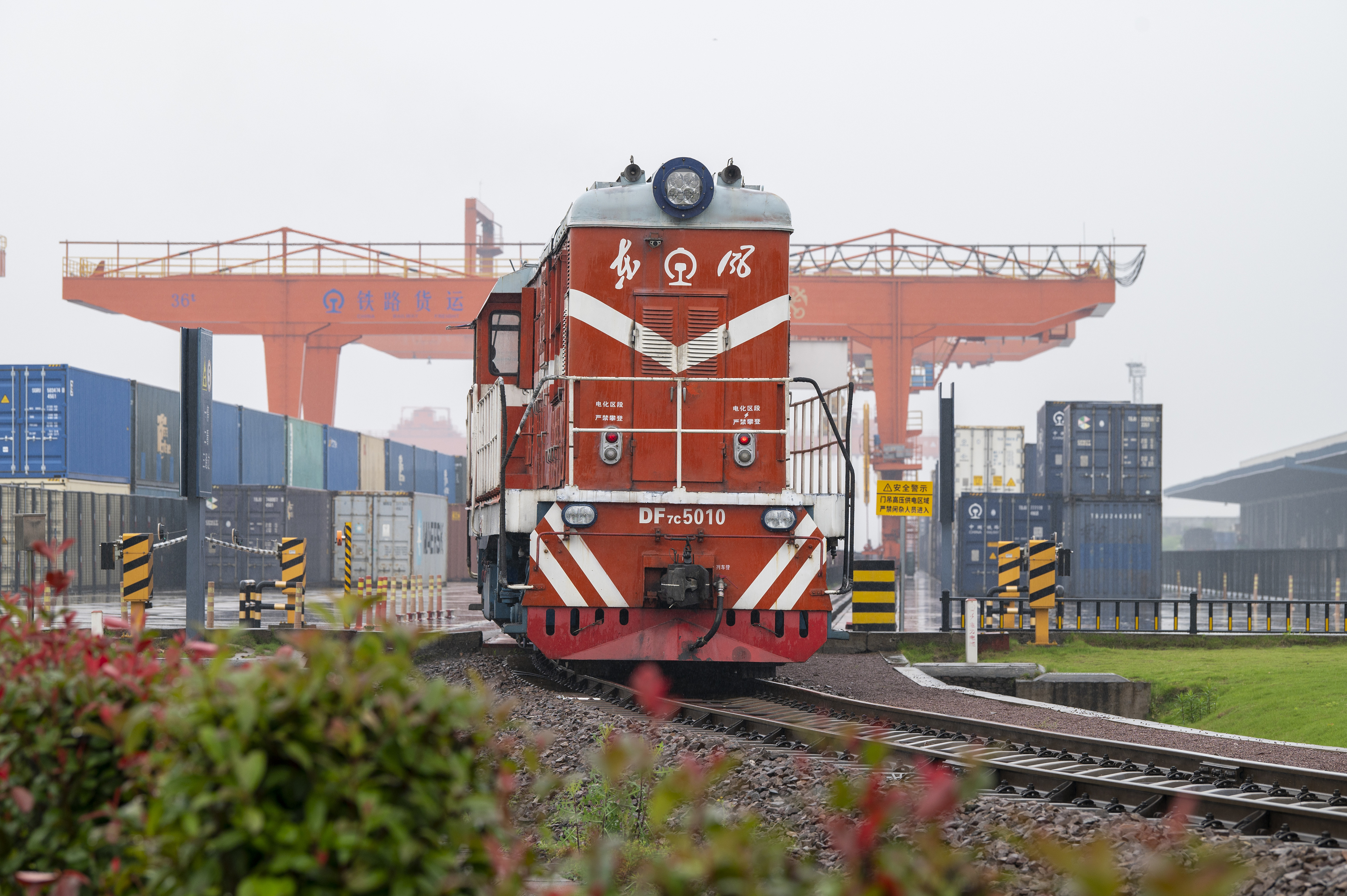 2024年5月5日，“五一”假期最后一天。在浙江省金華市金東區(qū)鐵路金華南站，一列滿載110標(biāo)箱的中歐班列緩緩啟程駛往匈牙利。