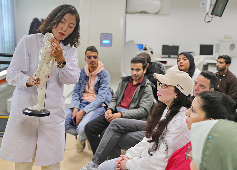 2023年4月19日，河北省秦皇島市中醫(yī)醫(yī)院醫(yī)務(wù)工作者為燕山大學(xué)外國留學(xué)生講解中醫(yī)經(jīng)絡(luò)知識。