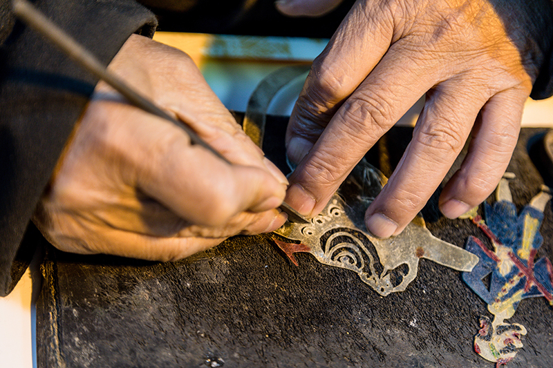 皮影非遺傳承人正在制作皮影。