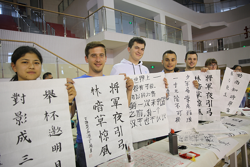 2017年6月5日，來自青島大學(xué)和中國(guó)石油大學(xué)（華東）的外國(guó)留學(xué)生在展示剛剛現(xiàn)場(chǎng)完成的書法作品。