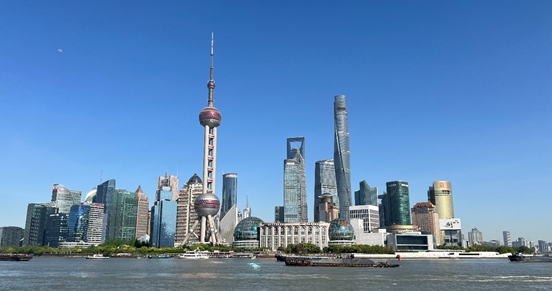 沿蘇州河遠眺陸家嘴城市建筑群。人民網(wǎng) 馬作鵬 攝