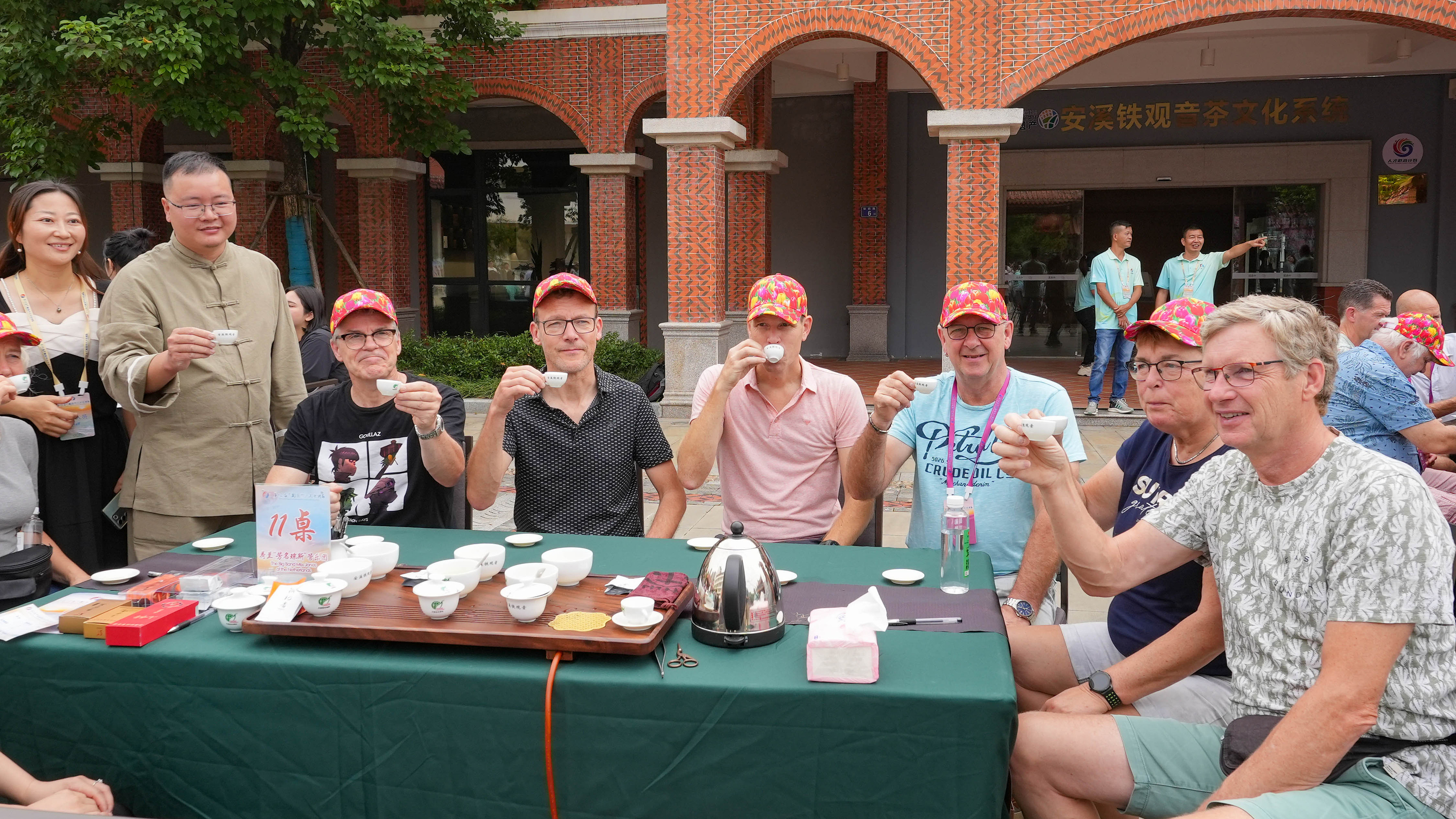 △2023年10月4日，福建泉州，外國人品中國茶。